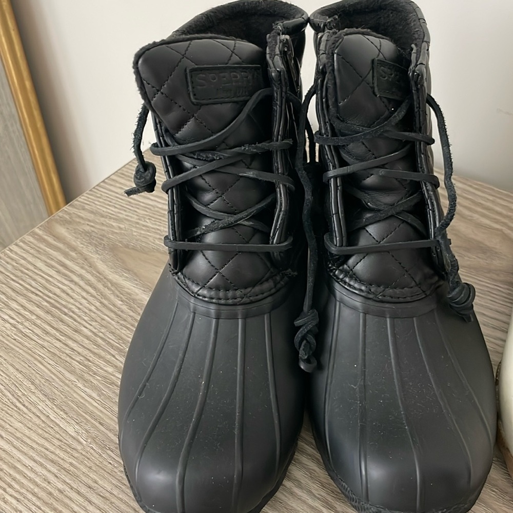 Black sperry boot size 7. Lightly worn but good condition.